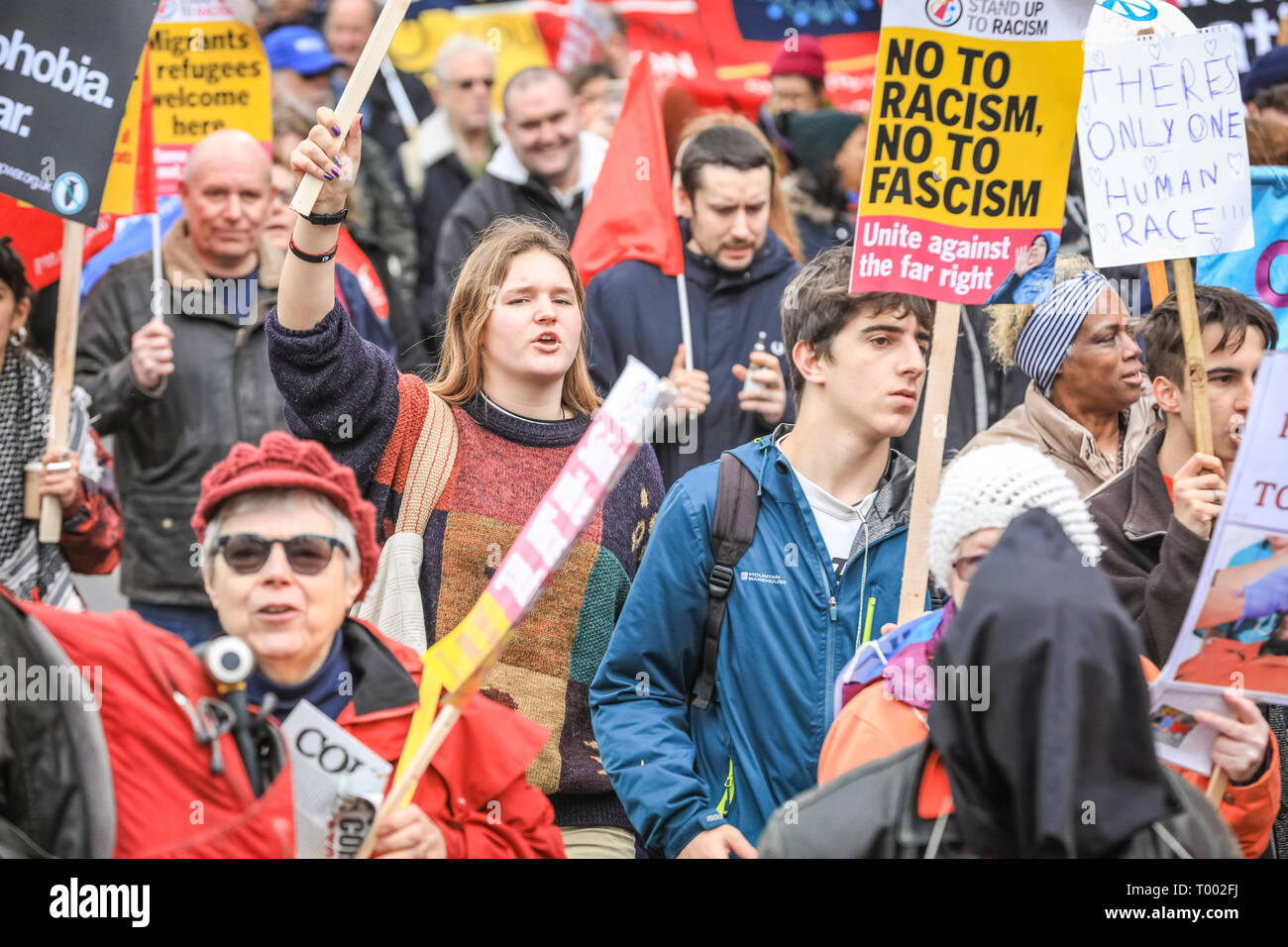 Londra, UK, 16 Mar 2019. I manifestanti in centro a Londra. A marzo, organizzati da gruppi di attivisti 'stand fino al razzismo" e "Amo la musica odio il razzismo' e supportati da sindacati TUC e di Unison, procede da Hyde Park Corner via Piccadilly e Trafalgar Square a Whitehall e Downing Street a Westminster. Eventi simili sono detenute in altre posizioni sul ONU contro il razzismo al giorno. Credito: Imageplotter/Alamy Live News Foto Stock