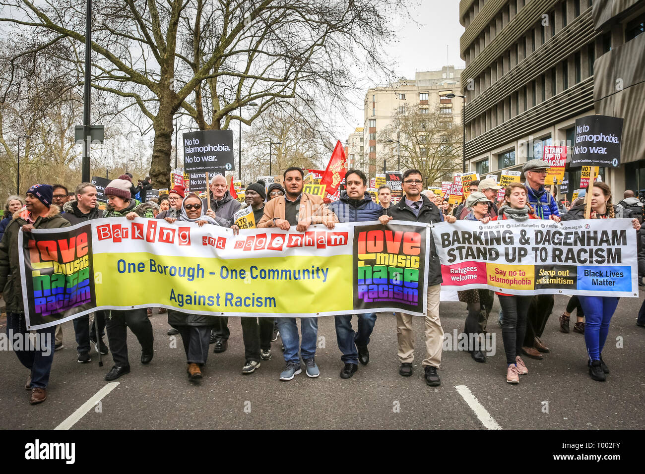 Londra, UK, 16 Mar 2019. I manifestanti in centro a Londra. A marzo, organizzati da gruppi di attivisti 'stand fino al razzismo" e "Amo la musica odio il razzismo' e supportati da sindacati TUC e di Unison, procede da Hyde Park Corner via Piccadilly e Trafalgar Square a Whitehall e Downing Street a Westminster. Eventi simili sono detenute in altre posizioni sul ONU contro il razzismo al giorno. Credito: Imageplotter/Alamy Live News Foto Stock