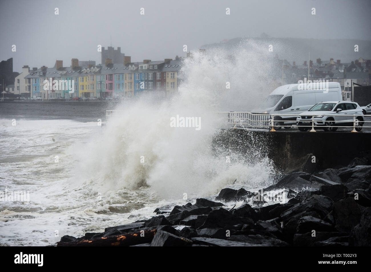 Aberystwyth Regno Unito 16/03/2019 UK Meteo: Storm Hannah offre enormi onde che si infrangono nel faro del porto e le difese del mare su un estremamente bagnato e ventoso giorno in Aberystwyth Wales. Raffiche di oltre 50mph sono previsioni di impatto delle parti il nord e l ovest del paese oggi come il periodo di molto le perturbazioni atmosferiche continua a dominare il Regno Unito Photo credit: Keith Morris/Alamy Live News Foto Stock