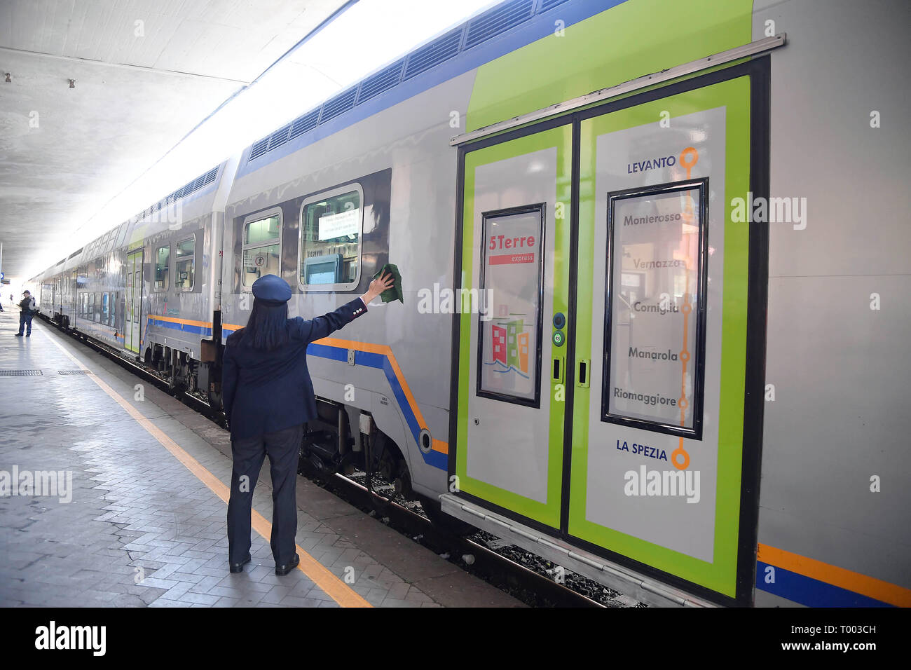 L'Italia. 16 marzo 2019. Foto LaPresse - Tano Pecoraro 16 03 2019 La Spezia - (Italia) Cronaca Avvio Servizio 5 Terre Express nella foto: il treno in partenza per le cinque terre foto LaPresse - Tano Pecoraro 16 marzo 2019 Città La Spezia - (Italia) Cronaca Avvio Servizio 5 Terre Express nel pic: il treno in partenza per le cinque terre Credito: LaPresse/Alamy Live News Credito: LaPresse/Alamy Live News Foto Stock