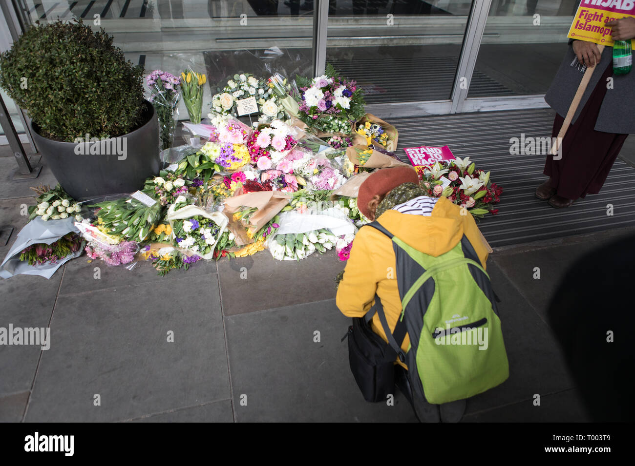 Londra, UK, 16 Mar 2019. I manifestanti in centro a Londra. A marzo, organizzati da gruppi di attivisti 'stand fino al razzismo" e "Amo la musica odio il razzismo", e supportato da vari raccordi passa da Hyde Park Corner via Piccadilly e Trafalgar Square a Whitehall e Downing Street a Westminster. Fiori fuori nuova zelanda casa comprendente una corona da Jeremy Corbyn. Credito: Carol moiré/Alamy Live News Foto Stock