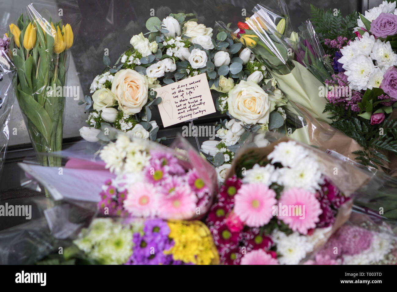 Londra, UK, 16 Mar 2019. I manifestanti in centro a Londra. A marzo, organizzati da gruppi di attivisti 'stand fino al razzismo" e "Amo la musica odio il razzismo", e supportato da vari raccordi passa da Hyde Park Corner via Piccadilly e Trafalgar Square a Whitehall e Downing Street a Westminster. Fiori fuori nuova zelanda casa comprendente una corona da Jeremy Corbyn. Credito: Carol moiré/Alamy Live News Foto Stock