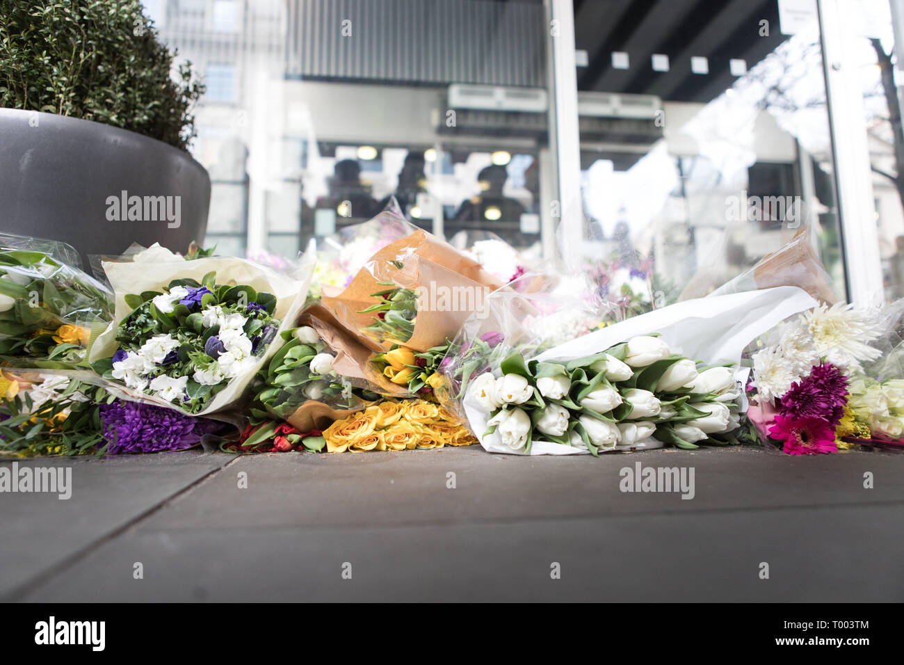 Londra, UK, 16 Mar 2019. I manifestanti in centro a Londra. A marzo, organizzati da gruppi di attivisti 'stand fino al razzismo" e "Amo la musica odio il razzismo", e supportato da vari raccordi passa da Hyde Park Corner via Piccadilly e Trafalgar Square a Whitehall e Downing Street a Westminster. Fiori fuori nuova zelanda casa comprendente una corona da Jeremy Corbyn. Credito: Carol moiré/Alamy Live News Foto Stock