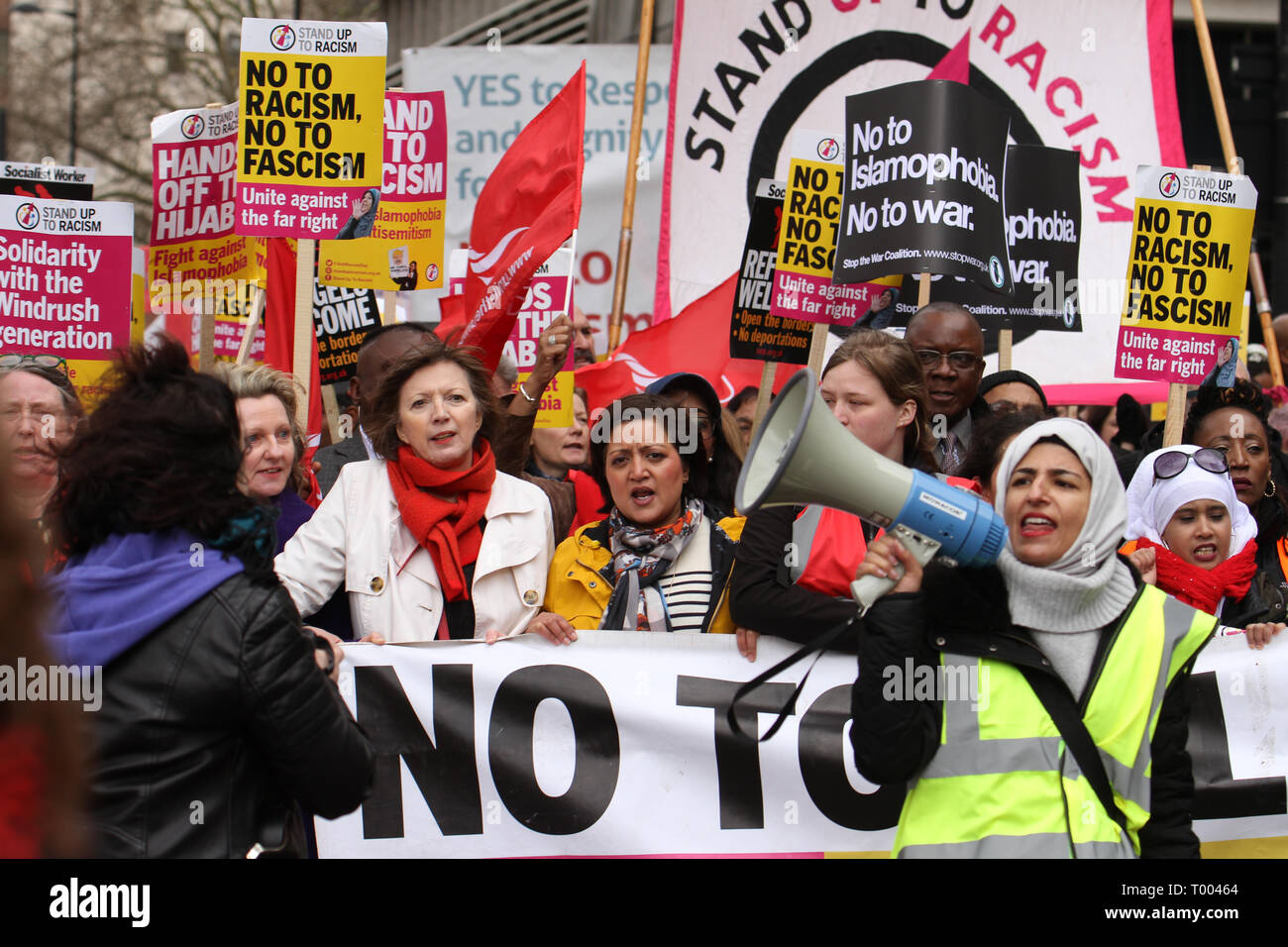 London, Regno Unito - 16 Marzo 2019: migliaia di persone tra cui Rokhsana Fiaz (al centro), il Sindaco di Newham unite migliaia di persone hanno preso parte all'ONU GIORNATA Anti-Racism dimostrazione che ha avuto luogo a Londra il 16 marzo. La manifestazione che ha avuto inizio nel Parco Lank e si è conclusa al di fuori di Downing Street è stato organizzato da Stand fino al razzismo e amo la musica odio il razzismo e supportato dal TUC e di Unison. Foto: David Mbiyutook parte all'ONU GIORNATA Anti-Racism dimostrazione che ha avuto luogo a Londra il 16 marzo. La manifestazione che ha avuto inizio nel Parco Lank e si è conclusa al di fuori di Downing Street è stato Foto Stock