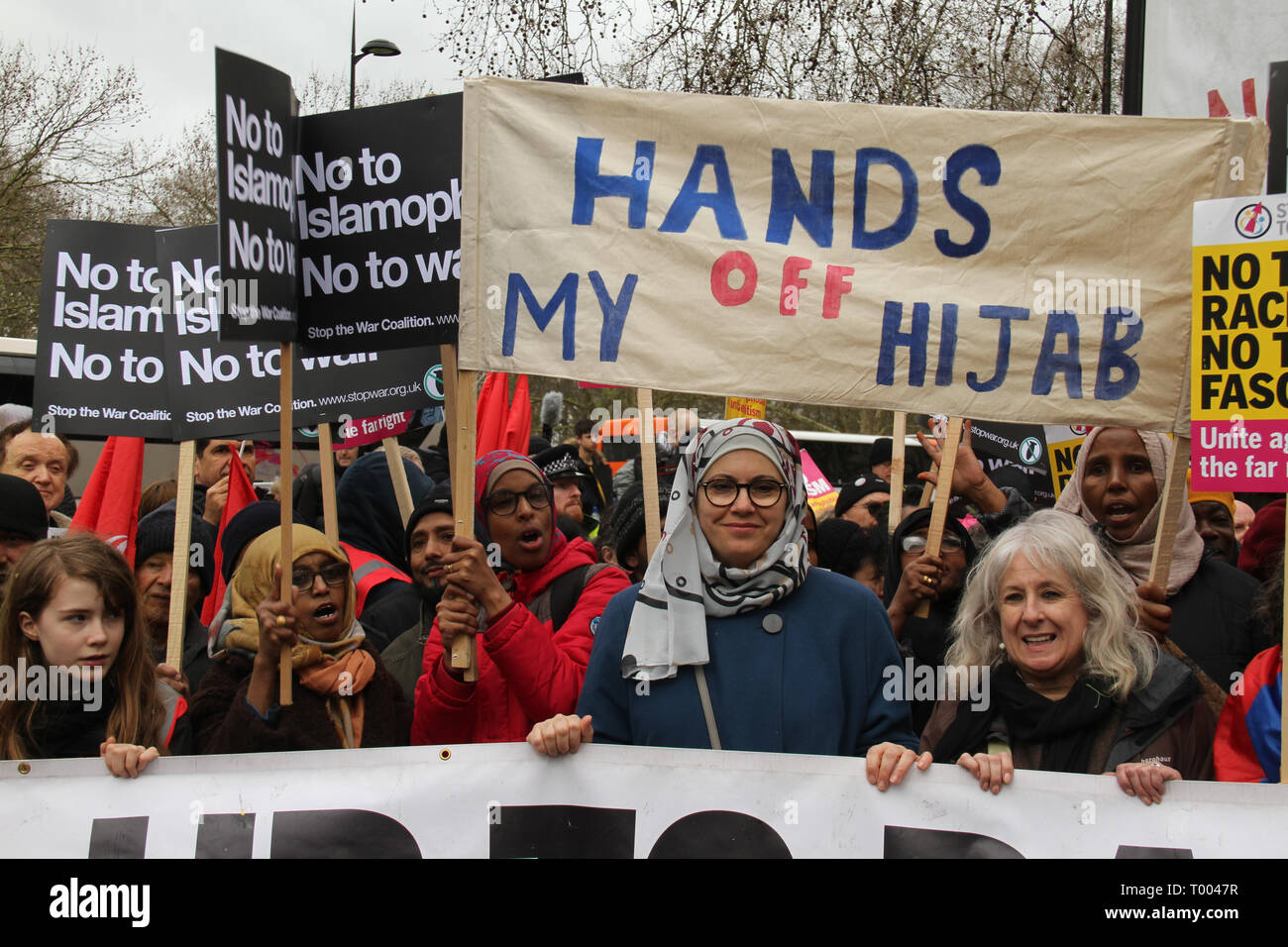London, Regno Unito - 16 Marzo 2019: migliaia di persone a Londra, Regno Unito - 16 Marzo 2019: un gruppo di donne che ornano gli esseri umani sotto uno striscione con le parole "​Hands off​​ my​ hijabs' unite migliaia di persone hanno preso parte all'ONU GIORNATA Anti-Racism dimostrazione che ha avuto luogo a Londra il 16 marzo. La manifestazione che ha avuto inizio nel Parco Lank e si è conclusa al di fuori di Downing Street è stato organizzato da Stand fino al razzismo e amo la musica odio il razzismo e supportato dal TUC e di Unison. Foto: David Mbiyutook parte all'ONU GIORNATA Anti-Racism dimostrazione che ha avuto luogo a Londra il 16 marzo. La dimostrazione w Foto Stock