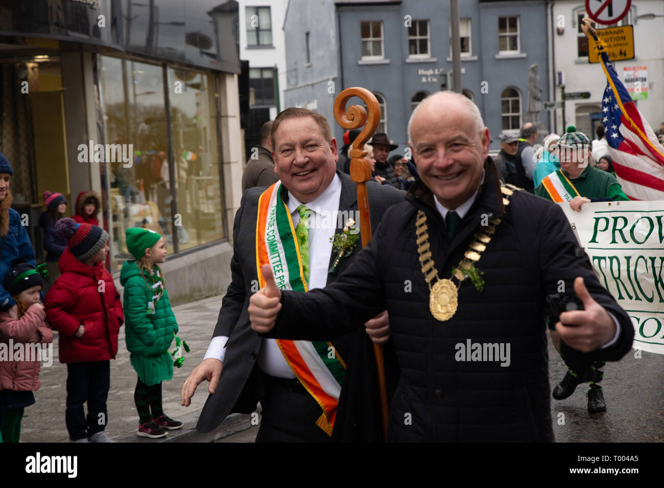 L'Irlanda. 16 marzo 2019. Marciando nel 2019 Athlone Town Parade è sindaco di Athlone, Frankie Keena e Pat Griffin, Presidente della Provvidenza il giorno di San Patrizio Parade Comitato. Credito: Eoin Healy/Alamy Live News Foto Stock