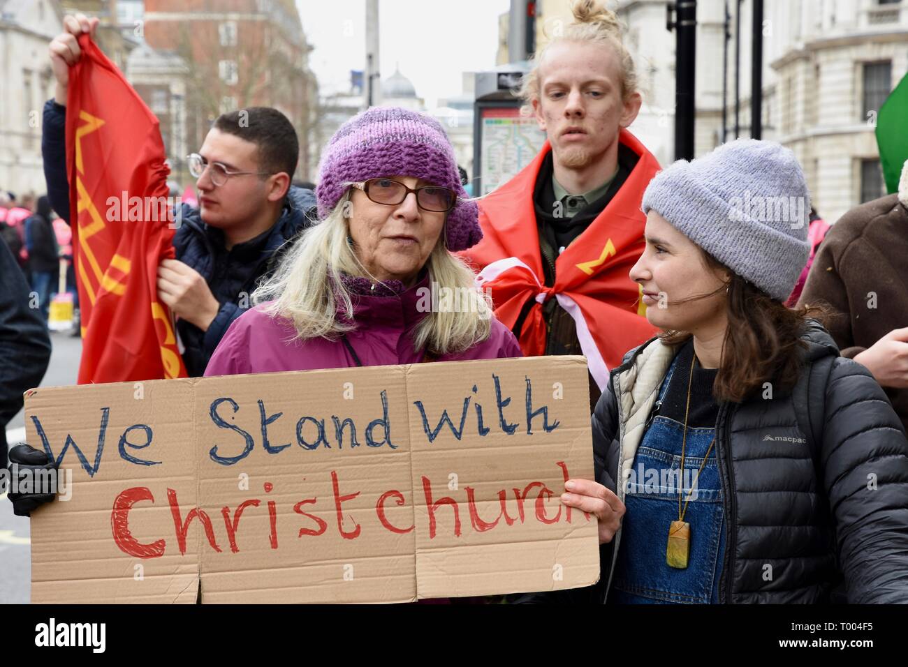 16 marzo 2019. Una delle donne detiene una targhetta per mostrare il suo cordoglio per le vittime degli attentati gun attacco su due moschee in Nuova Zelanda.ONU contro il razzismo giorno dimostrazione,Whitehall,London.UK Foto Stock