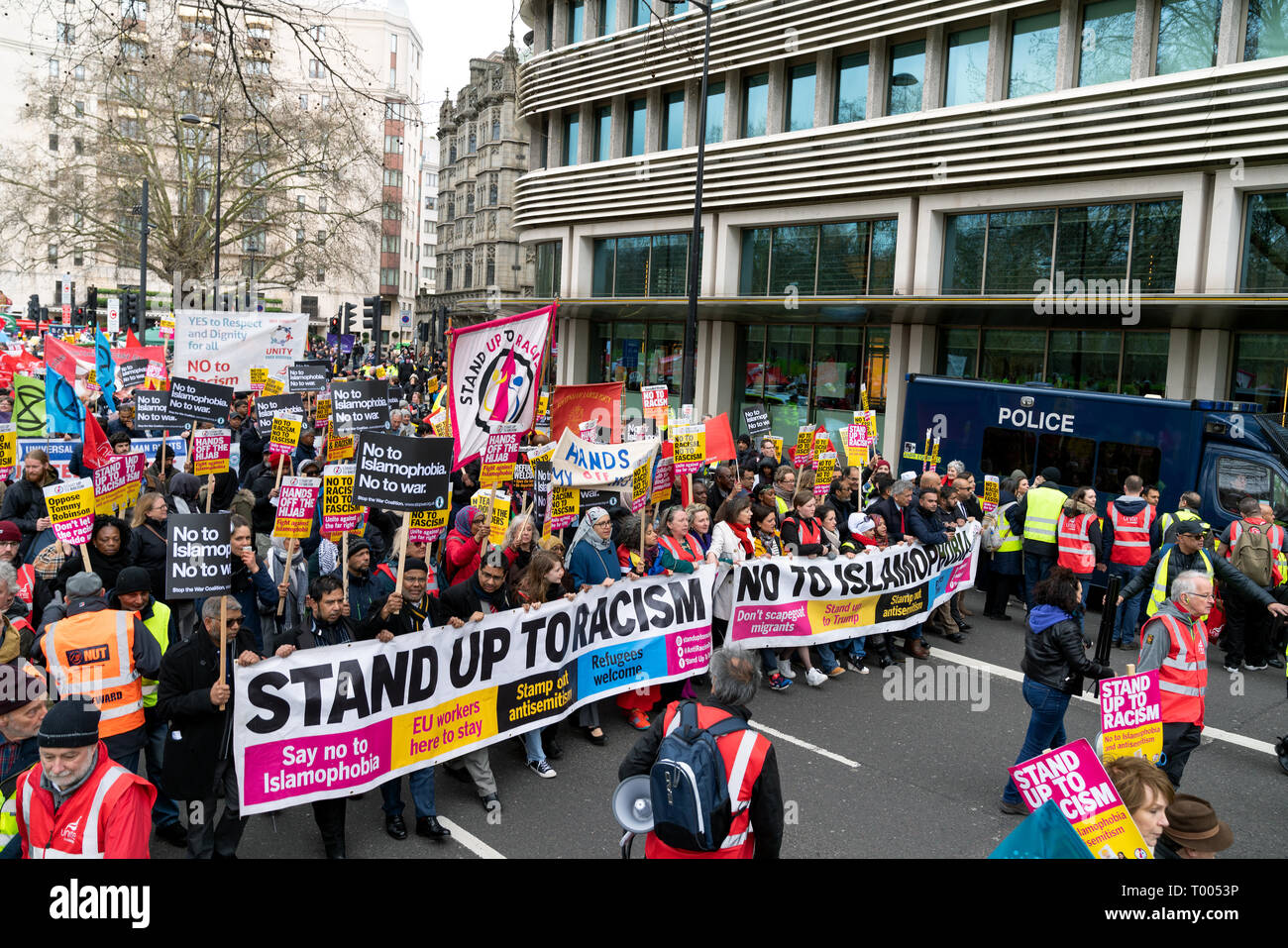Londra, Regno Unito. 16 marzo, 2019. Le persone si incontrano per protestare contro quanto di gruppi di destra nel Regno Unito e in Europa. Credito: AndKa/Alamy Live News Foto Stock