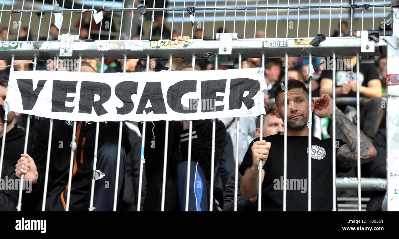 Augsburg, Germania. 16 Mar, 2019. Calcio: Bundesliga, FC Augsburg - Hannover 96, XXVI GIORNATA nel WWK-Arena. Hannover è un fan chiamano la loro squadra un "fallimento" su un poster. Credito: Stefan Puchner/dpa - NOTA IMPORTANTE: In conformità con i requisiti del DFL Deutsche Fußball Liga o la DFB Deutscher Fußball-Bund, è vietato utilizzare o hanno utilizzato fotografie scattate allo stadio e/o la partita in forma di sequenza di immagini e/o video-come sequenze di foto./dpa/Alamy Live News Foto Stock