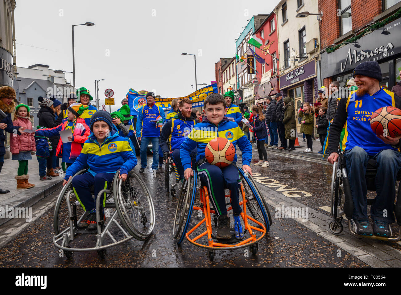 Athlone Town, Irlanda. 16 marzo 2019. Il Athlone basket in carrozzella squadra Marching fino il recentemente ridisegnato Church Street per il 2019 Athlone San Patrizio parata del giorno. Credito: Eoin Healy/Alamy Live News Foto Stock