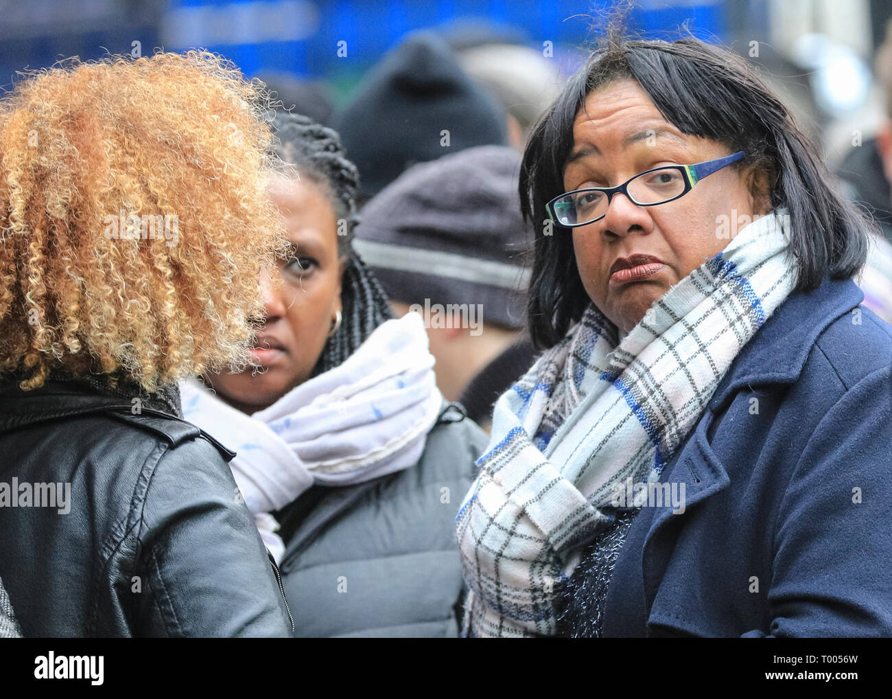 Londra, UK, 16 Mar 2019. Manodopera bencher anteriore e 'stand fino al razzismo' diruttori Diane Abbott all'evento. A marzo, organizzati da gruppi di attivisti 'stand fino al razzismo" e "Amo la musica odio il razzismo' e supportati da sindacati TUC e di Unison, procede da Hyde Park Corner via Piccadilly e Trafalgar Square a Whitehall e Downing Street a Westminster. Eventi simili sono detenute in altre posizioni sul ONU contro il razzismo al giorno. Credito: Imageplotter/Alamy Live News Foto Stock