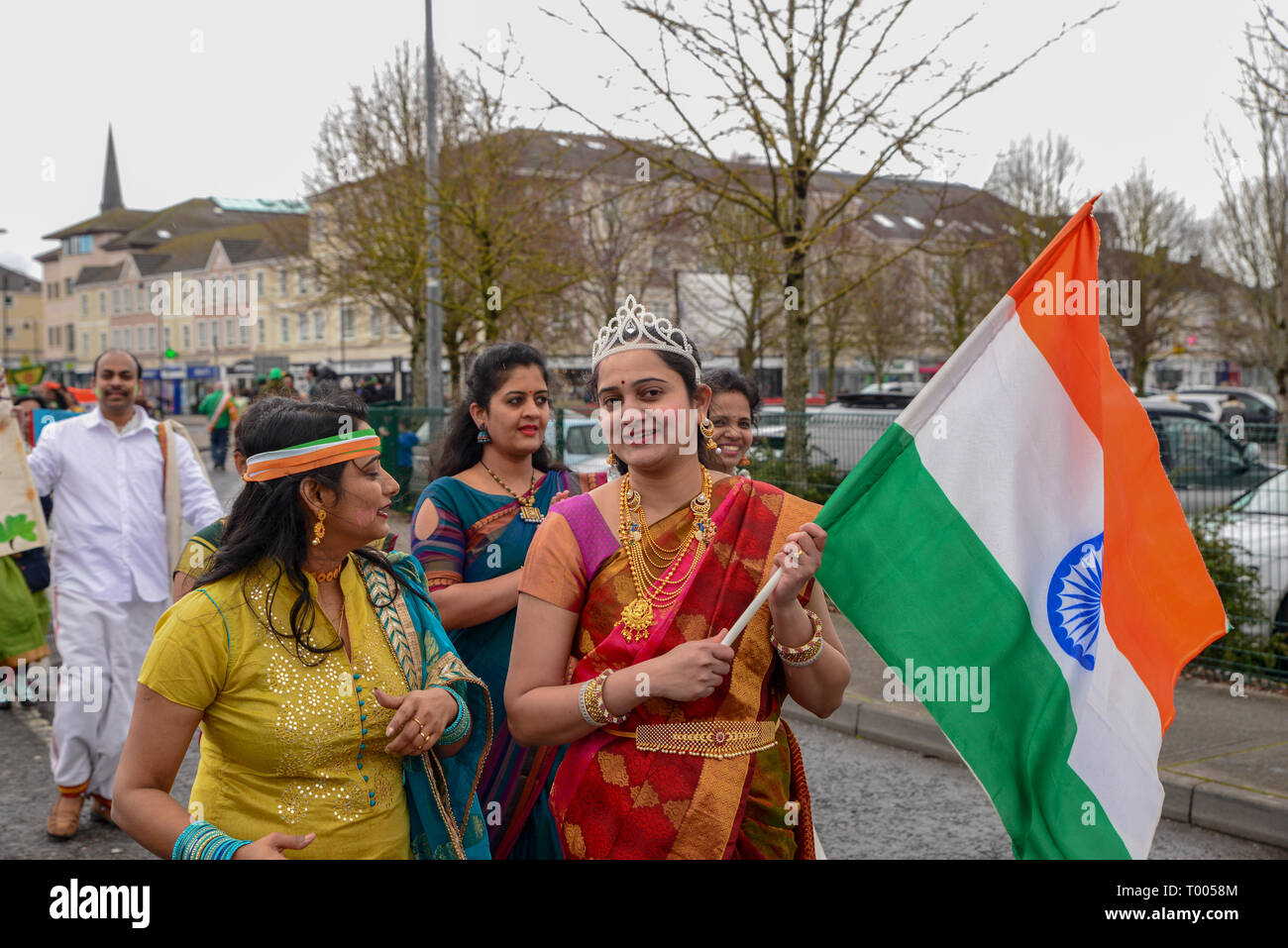 Athlone Town, Irlanda. 16 marzo 2019. Membri della Athlones Comunity indiano in mostra le loro tradizioni e colori abito 2019 Athlone il giorno di San Patrizio Parade. Credito: Eoin Healy/Alamy Live News Foto Stock