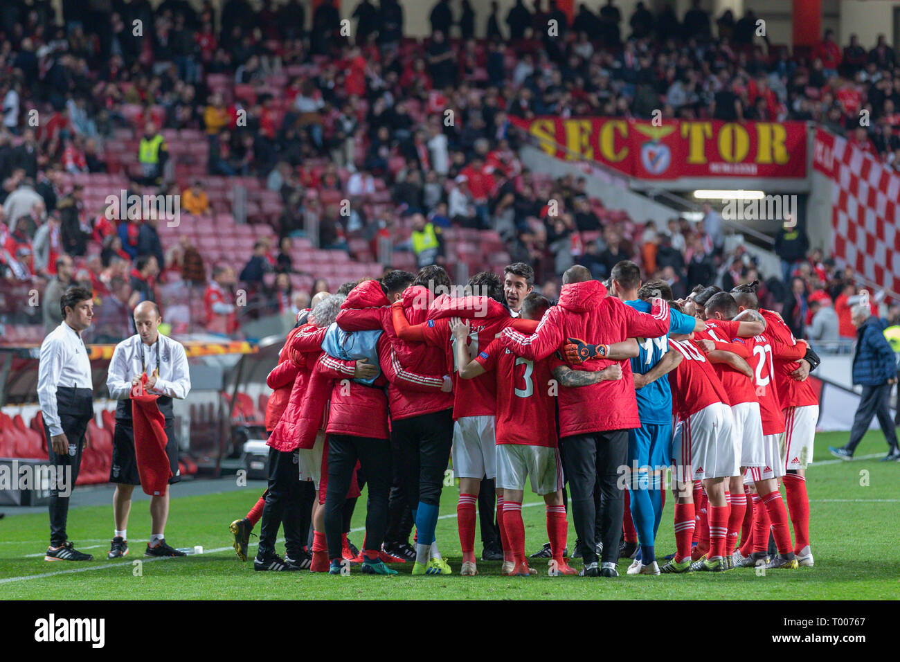 Lisbona, Portogallo. 16 marzo 2019.. Benfica giocatori abbracciando in azione durante il gioco della UEFA Europa League, 1/8 finali, SL Benfica vs Dinamo Zagreb © Alexandre de Sousa/Alamy Live News Foto Stock