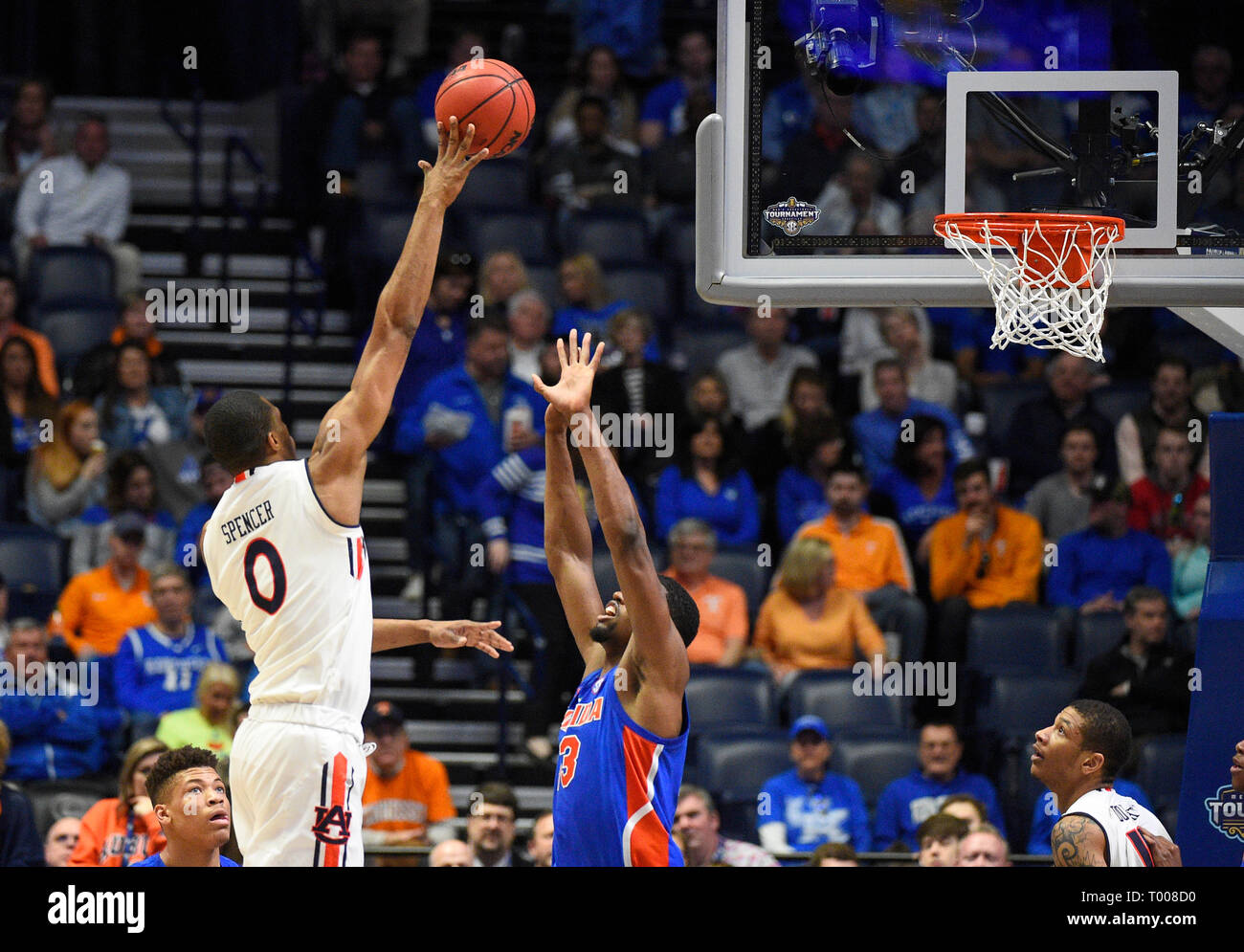 Nashville, Tennessee, Stati Uniti d'America. Marzo 16, 2019; Auburn Tigers avanti Orazio Spencer (0) battute di caccia sulla Florida Gators guard Jalen Hudson (3) durante un SEC campionato di serie gioco tra la Auburn Tigers vs Florida Gators alla Bridgestone Arena di Nashville, TN (obbligatorio Photo credit: Steve Roberts/Cal Sport Media) Foto Stock