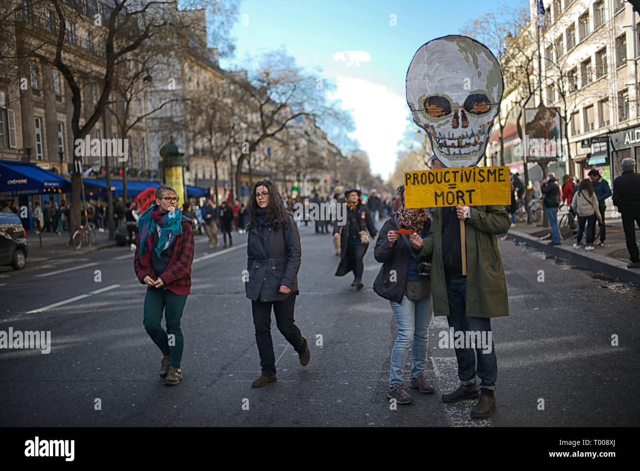 Francia, 16 marzo 2019. Segno dice: 'produttivismo = morte". A piedi del secolo, la protesta per la terra e per l'ambiente. Che la protesta è anche unita da Gilets Jaunes (xviii ondata di protesta). Credito: Roger Ankri/Alamy Live News Foto Stock