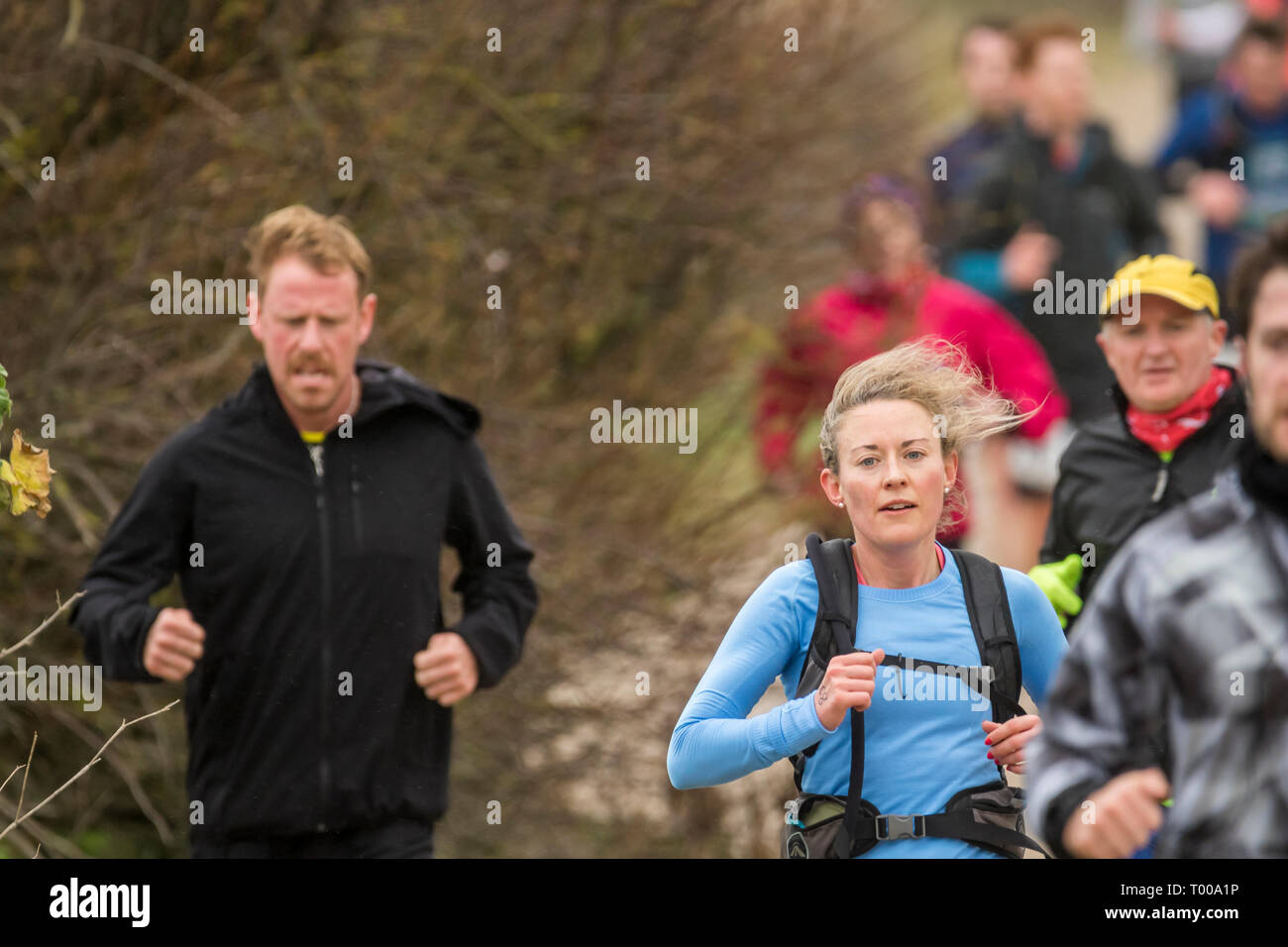 Birling Gap, East Sussex, Regno Unito. 16 marzo 2019. Nonostante il forte vento e pioggia da Storm Gareth come si batte il Regno Unito, i concorrenti a tutti i livelli la faccia esposta alte scogliere di Beachy Head sulla costa sud dell'Inghilterra per prendere parte a una serie di durata di vita agli eventi di gara. 4 gli eventi consistono di un 10km, di mezza maratona e per la maggior parte determinata dei corridori il 34.1 miglio Ultra evento. La ruvida terreni scoscesi rappresenta uno dei più impegnativi marathon corsi nel Regno Unito ha reso tutti più impegnativi nel feroce condizioni atmosferiche. Foto Stock