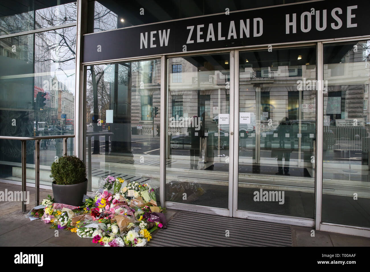 Alta commissione della Nuova Zelanda. Londra, UK 16 Mar 2019 - Fiori e omaggi messaggi giacciono ad Alta commissione della Nuova Zelanda a Londra. Un pistolero ucciso 50 adoratori Al Noor Masjid e Linwood Masjid moschee a Christchurch Nuova Zelanda il 15 marzo. Il 28-anno-vecchio sospetto Australiano, Brenton Tarrant, è comparso in tribunale il 16 marzo ed è stato caricato con un omicidio. Credito: Dinendra Haria/Alamy Live News Foto Stock