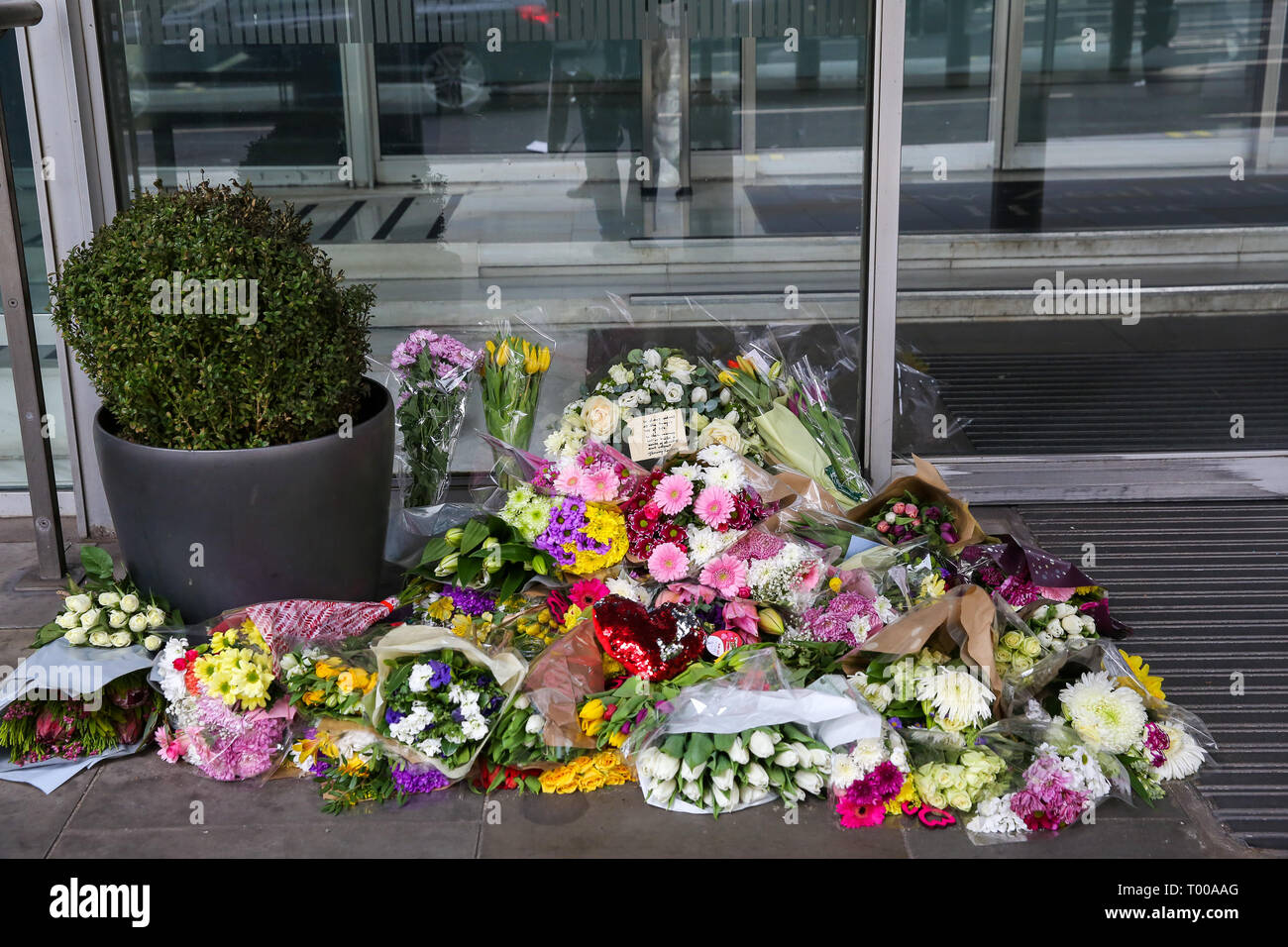 Alta commissione della Nuova Zelanda. Londra, UK 16 Mar 2019 - Fiori e omaggi messaggi giacciono ad Alta commissione della Nuova Zelanda a Londra. Un pistolero ucciso 50 adoratori Al Noor Masjid e Linwood Masjid moschee a Christchurch Nuova Zelanda il 15 marzo. Il 28-anno-vecchio sospetto Australiano, Brenton Tarrant, è comparso in tribunale il 16 marzo ed è stato caricato con un omicidio. Credito: Dinendra Haria/Alamy Live News Foto Stock