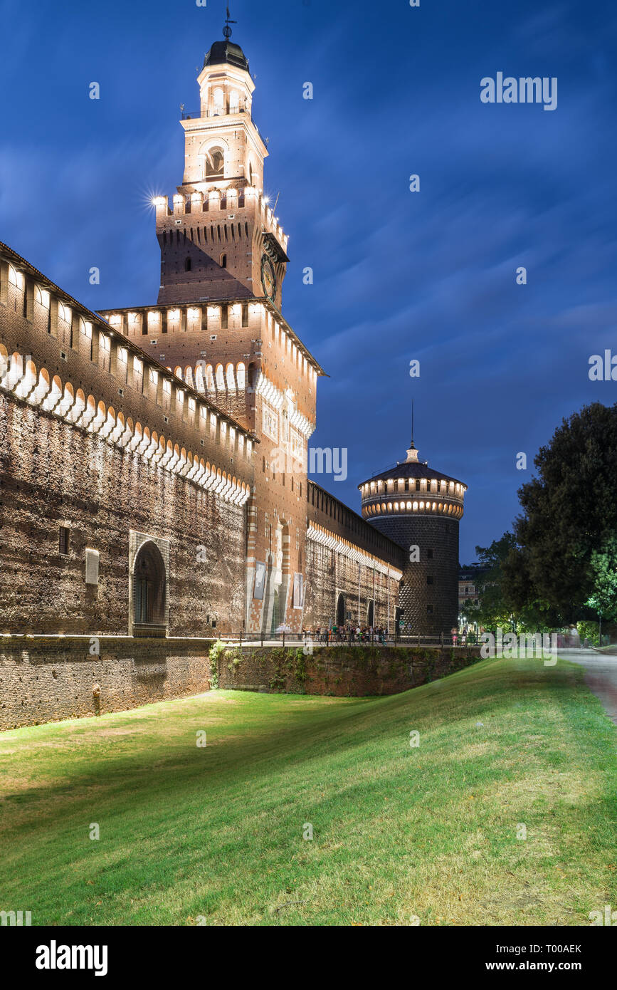 Milano al tramonto, Piazza Castello, Italia. Castello Sforzesco ingresso principale Foto Stock