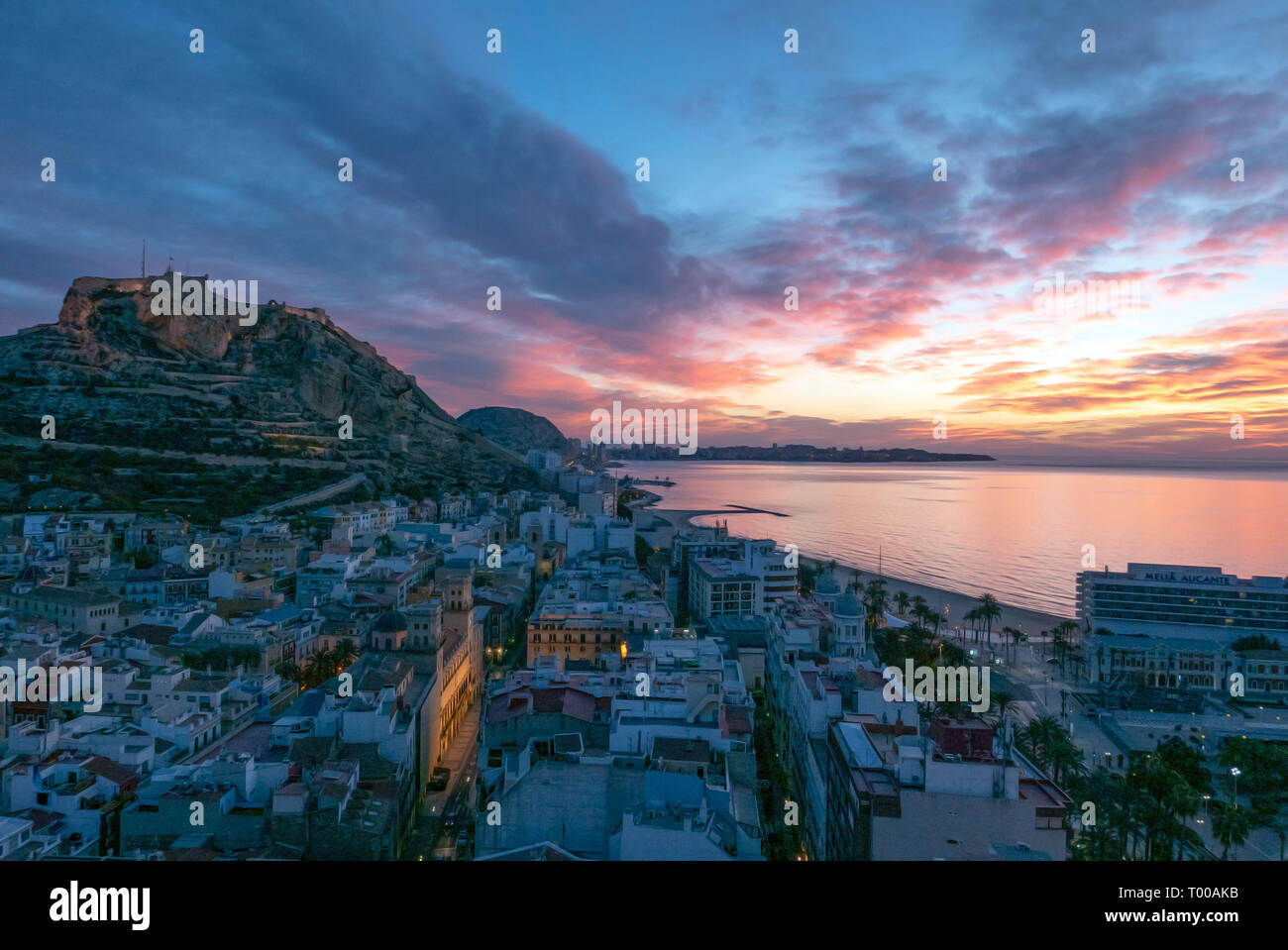 Alicante, Castello di Santa Barbara sul monte Benacantil all'alba e mare mediterraneo Foto Stock