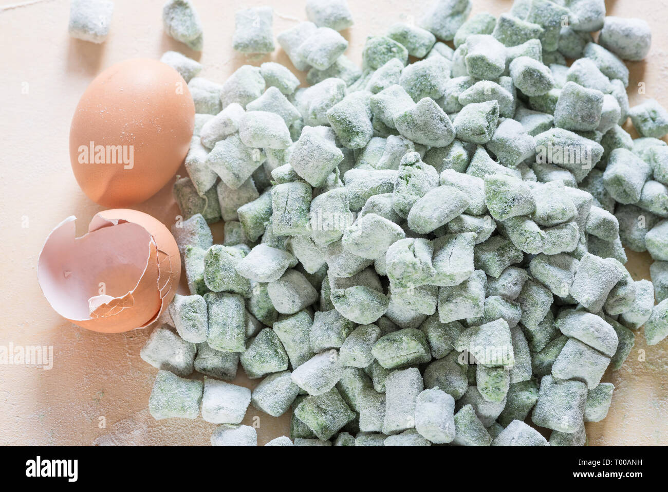 Gnocchi freschi fatti in casa con spinaci e ricotta Foto Stock