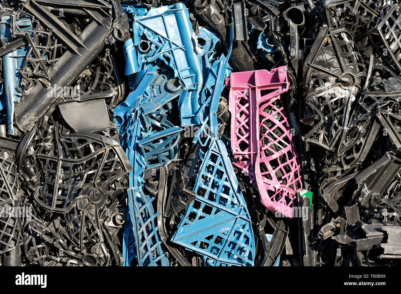 I prodotti in plastica per la trasformazione del materiale riciclato in fabbrica. Foto Stock