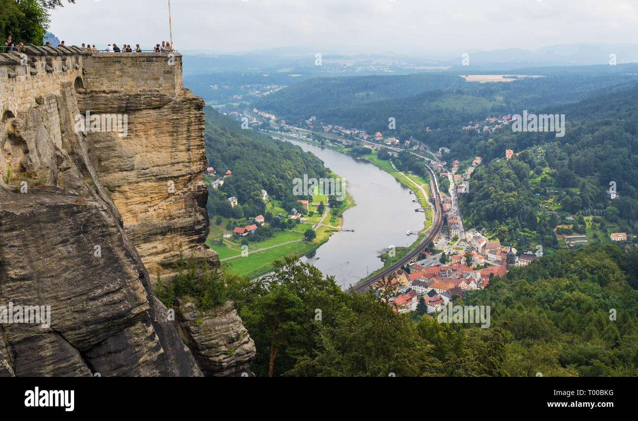 Koenigstein Fortezza, Germania - in piedi su una collina sopra il fiume Elba, la fortezza di Koenigstein è un meraviglioso esempio di tedesco architettura medievale Foto Stock