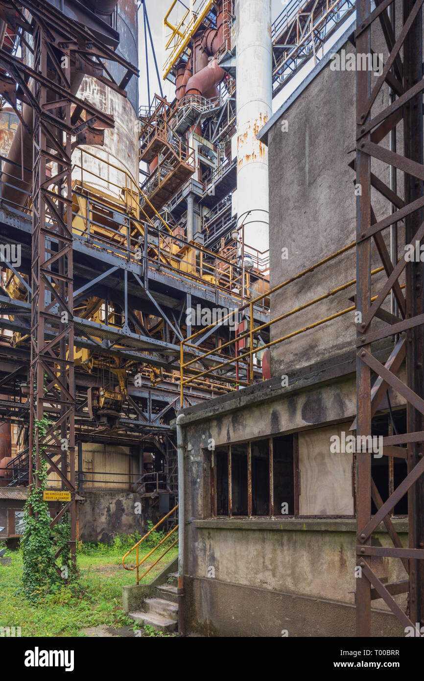 All'interno delle installazioni deserta dell'altoforno parco di Uckange industriale sito storico Foto Stock