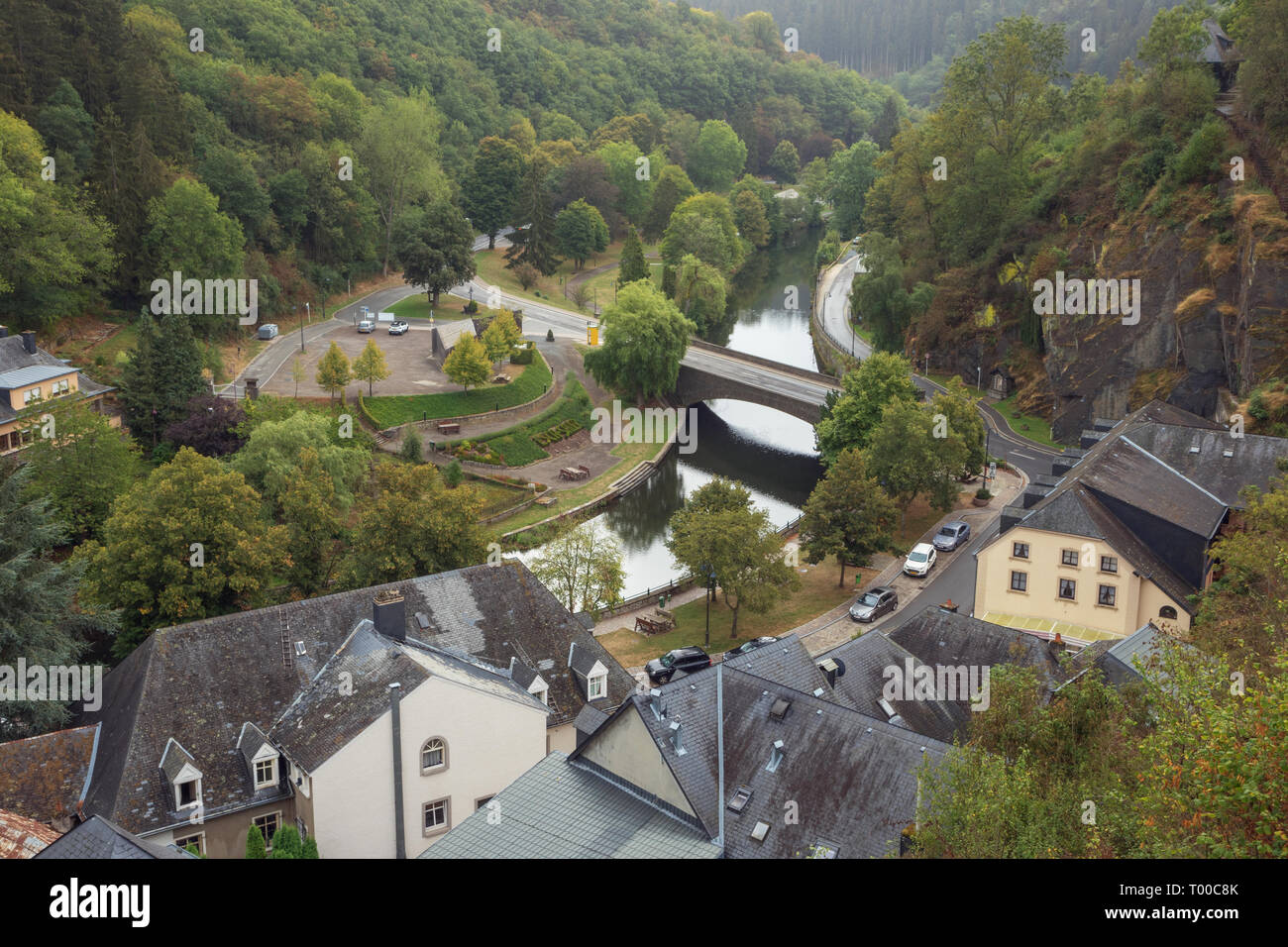Il villaggio di Esch-sur-sicuro con il ponte sopra il fiume Sauer visto dal castello che domina il borgo Foto Stock