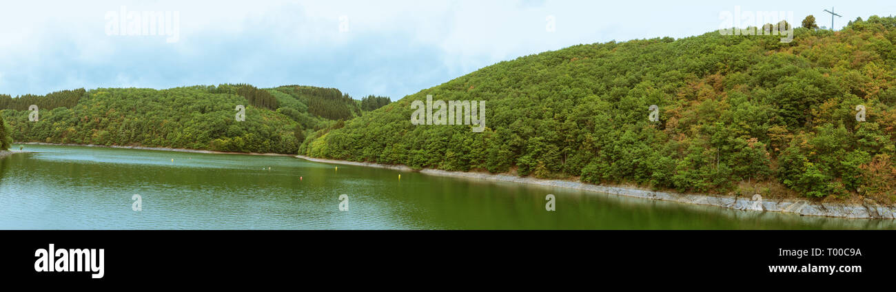 Panorama della tomaia Sauer lago dalla diga, appena fuori di Esch-sur-sicuro Foto Stock