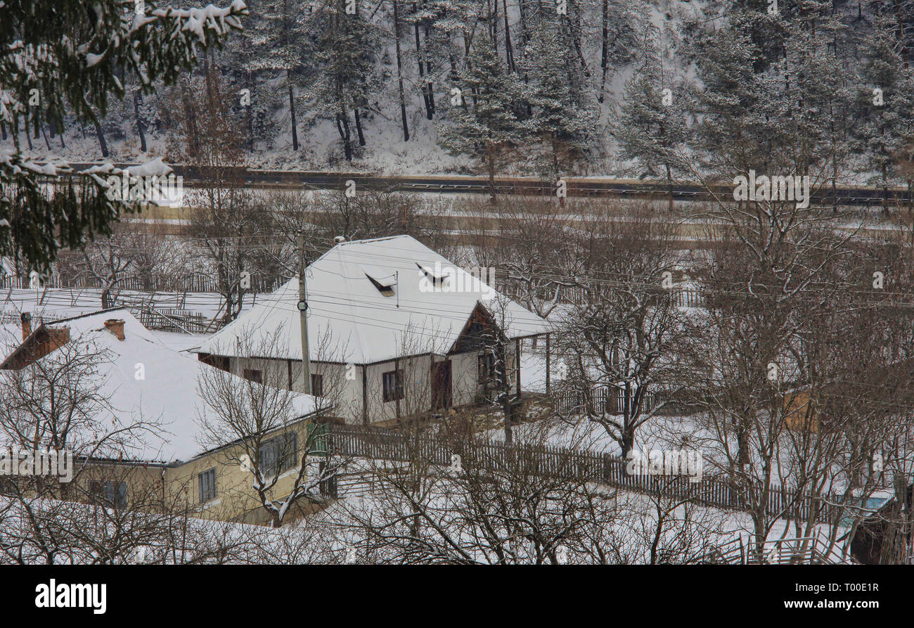 Tradizionale casa rumena nel villaggio di inverno Foto Stock