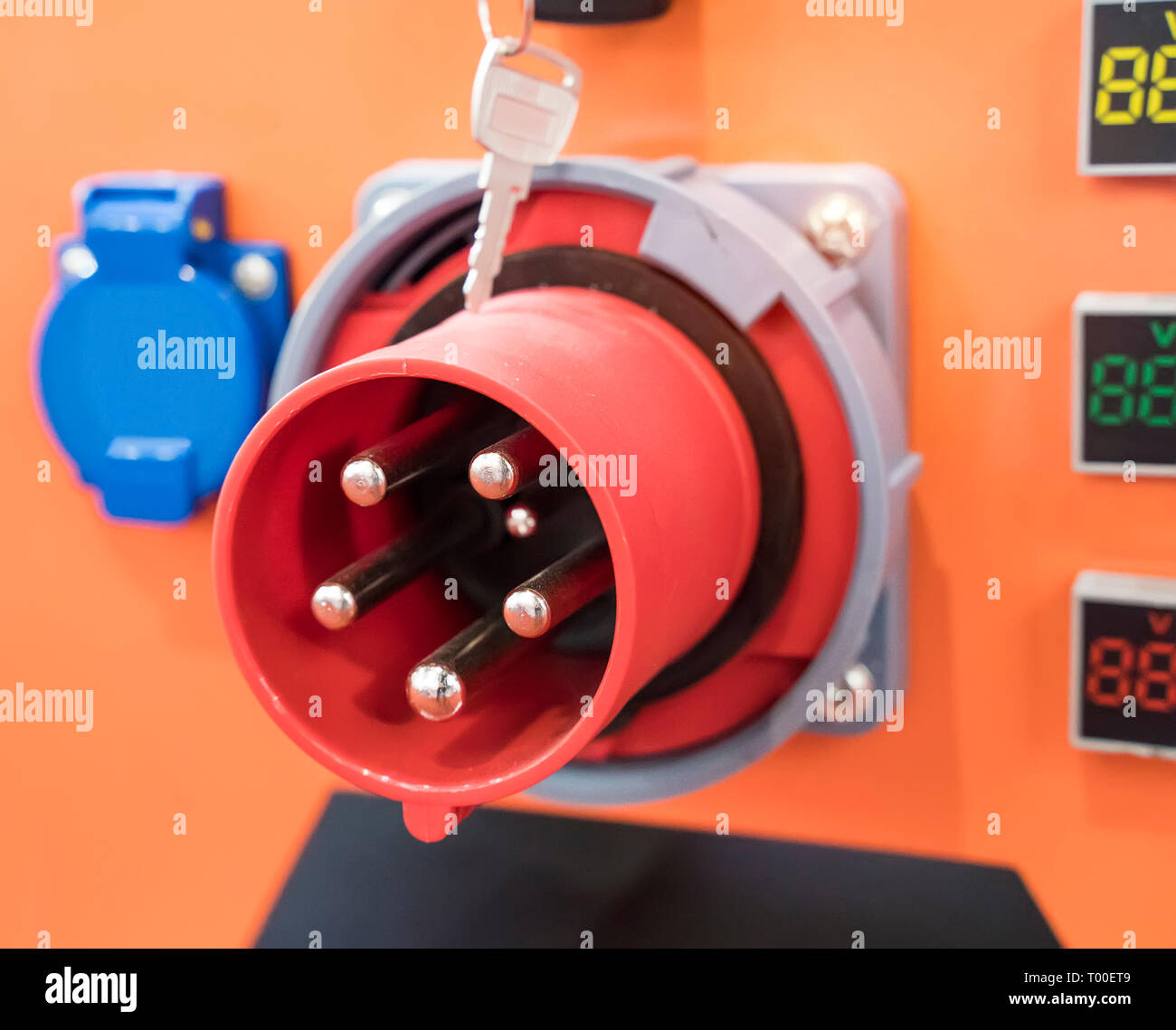 Display a LED schermo con connettori da pannello spina elettrica Foto Stock