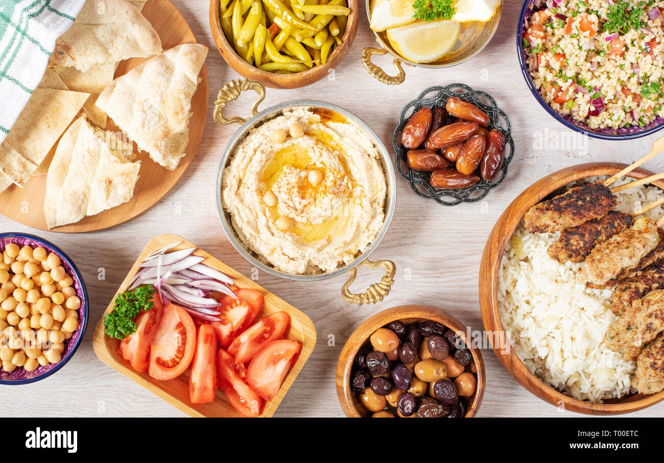 Iftar tabella degli alimenti. Pasto di sera per il Ramadan. Cucina Araba. Medio Oriente pranzo tradizionale. Un assortimento di egiziano di piatti orientali. Vista superiore Foto Stock