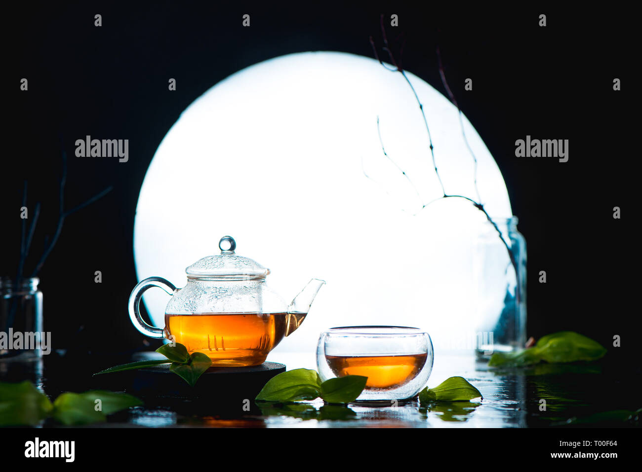 Il tè in una doppia parete a tazza e teiera contro la luna piena. Cerimonia del tè cinese con il concetto di spazio di copia Foto Stock