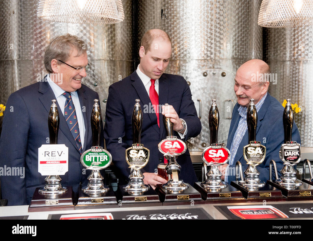 Il Duca di Cambridge tira una pinta con John Rhys, sedia di cervelli (sinistra) e Dave Lewis, General Manager dell'Agnello & Pub bandiera mentre ha ufficialmente inaugurato la nuova fabbrica di birra di cervelli a Cardiff, davanti a frequentare il Galles v Irlanda Sei Nazioni corrispondono. Foto Stock