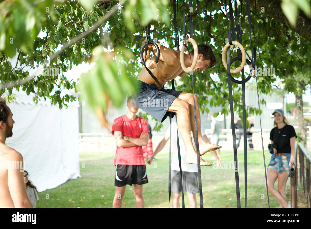 Uomo che fa tirare ups in alberi Foto Stock