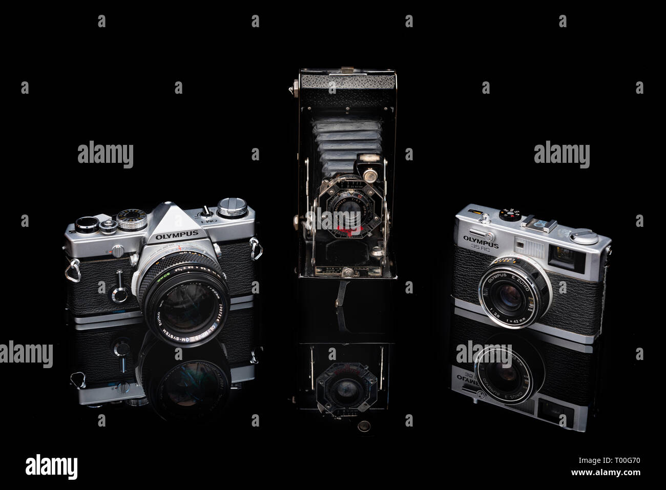 Collezione di classici film vintage compresi fotocamere Olympus OM1 35 mm reflex a lente singola SLR, Kodak 6-20 pieghevole e fotocamera Olympus telemetro RC Foto Stock