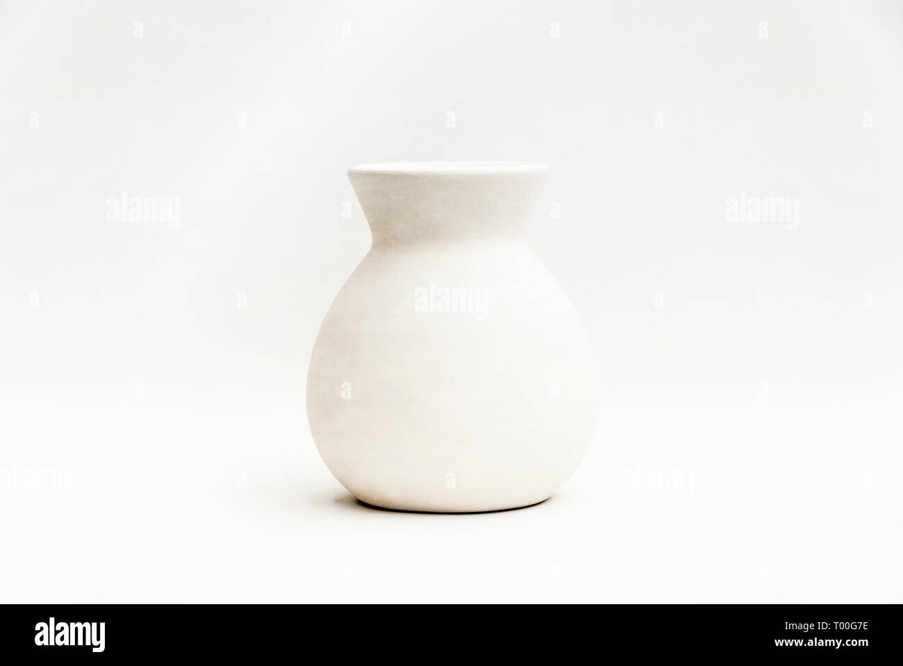 Bianco su bianco vaso bianco su sfondo bianco immagine minimalista Foto Stock