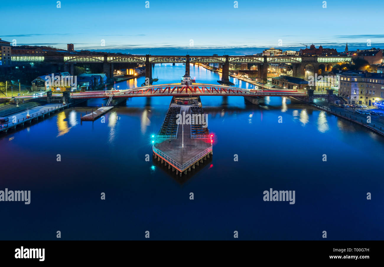 Fiume Tyne tra Newcastle Gateshead coperta dal ponte Swingbridge che mostra le luci della città di notte. Foto Stock