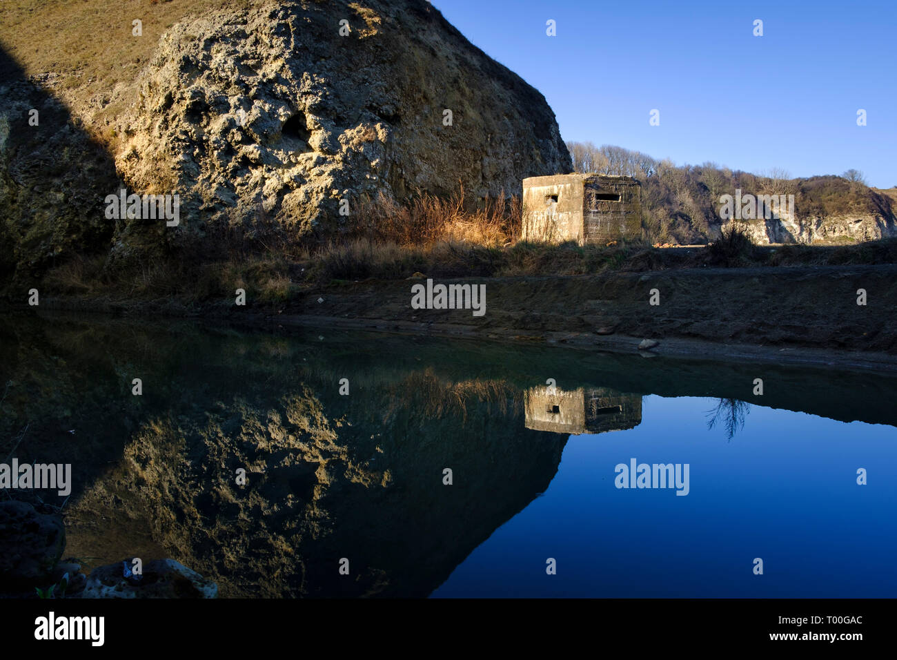 WWII scatola di pillole a spiaggia Blast una reliquia della guerra le difese costiere sul patrimonio di Durham costa vicino a Seaham in County Durham North East England Foto Stock