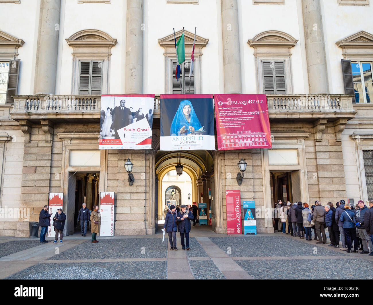 Milano, Italia - 24 febbraio 2019: coda di turisti in biglietteria in Royal Palace (Palazzo Reale), la casa del museo del Duomo di Milano, per e Foto Stock