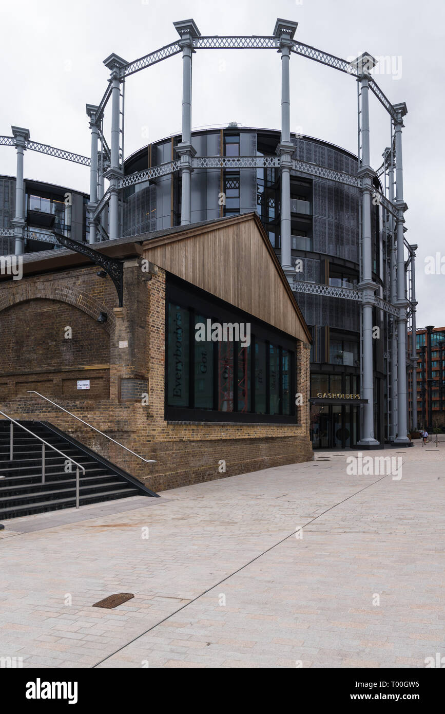 Gasholders, uno sviluppo residenziale di appartamenti costruiti entro la ghisa di telai di vecchi titolari di gas, carbone scende cantiere, Kings Cross, London, Regno Unito Foto Stock