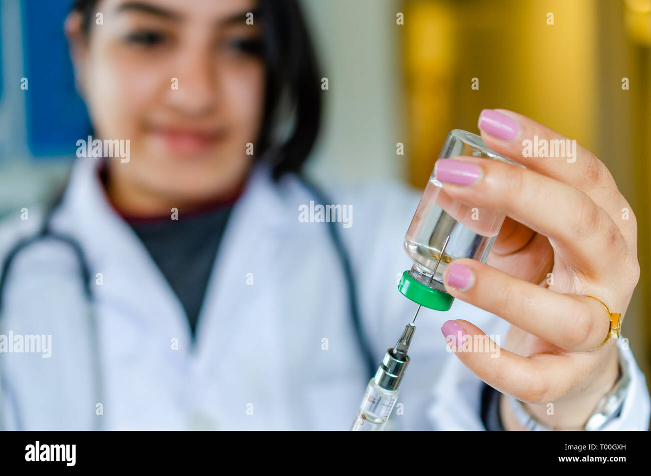 Donna medico infermiere vaccino disegno medicina in siringa di iniezione Foto Stock