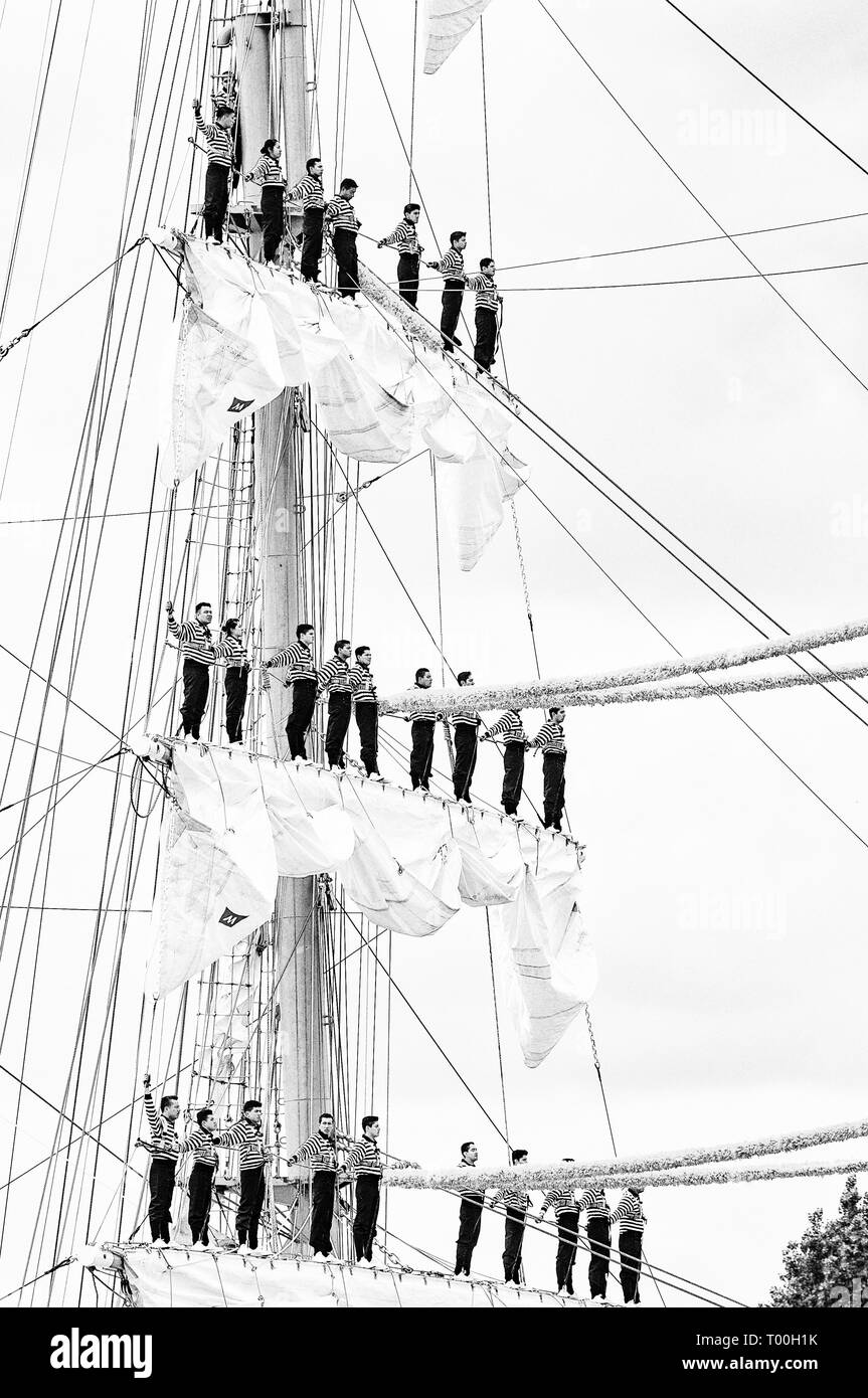 ROUEN, Francia - luglio circa, 2016. Fine dell'Armada di Rouen, barche galeone navi sul Fiume Senna con equipaggio sul montante salutando le persone. Barca marina Foto Stock