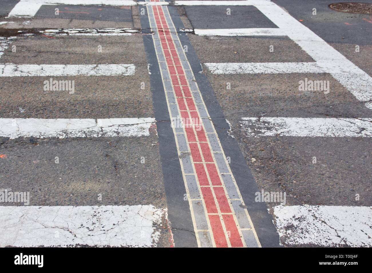 Boston Freedom Trail è segnato da un mattone rosso linea sul marciapiede che ti guida attraverso il sentiero Foto Stock