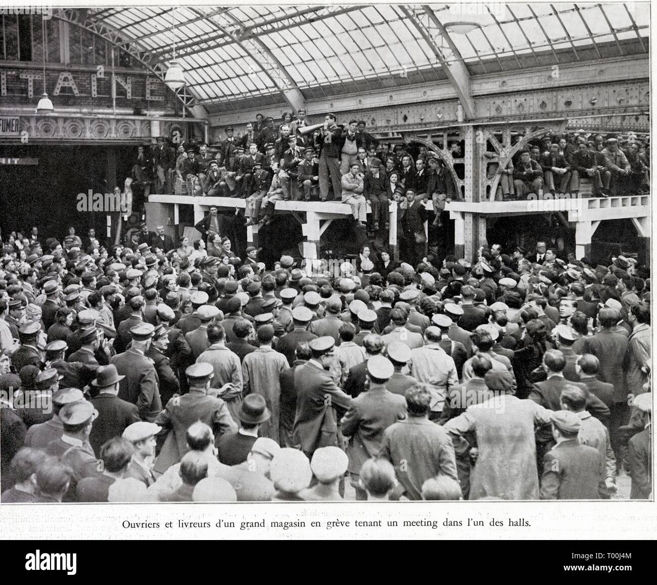 Ouvriers et livreurs d'un Grand magasin en grève inquilino un meeting dans l'un des halls. 13 juin 1936. Foto Stock
