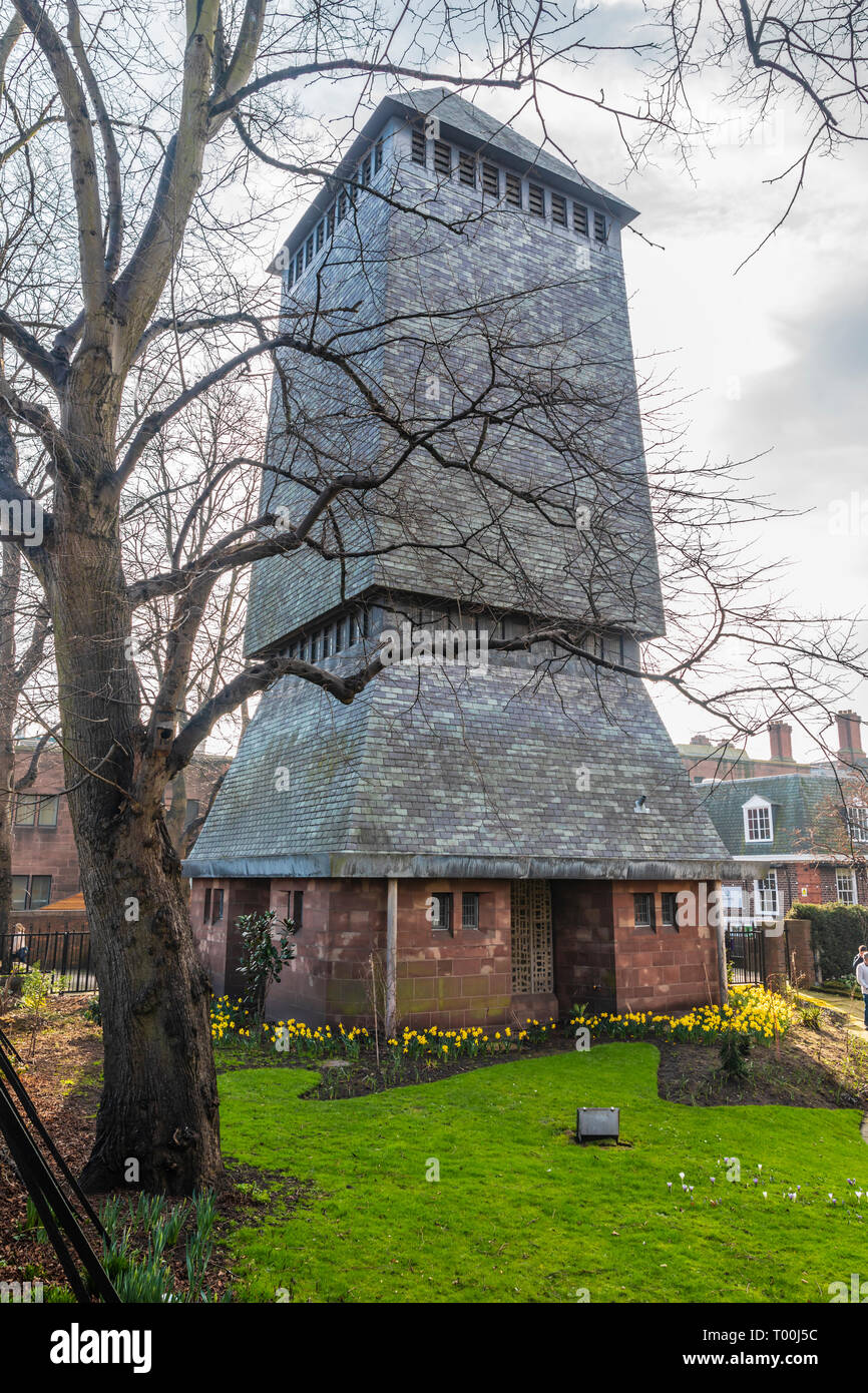 Chester, Inghilterra - Febbraio 23, 2019: vista dell'iconico e la storica torre campanaria della città di Chester. Foto Stock