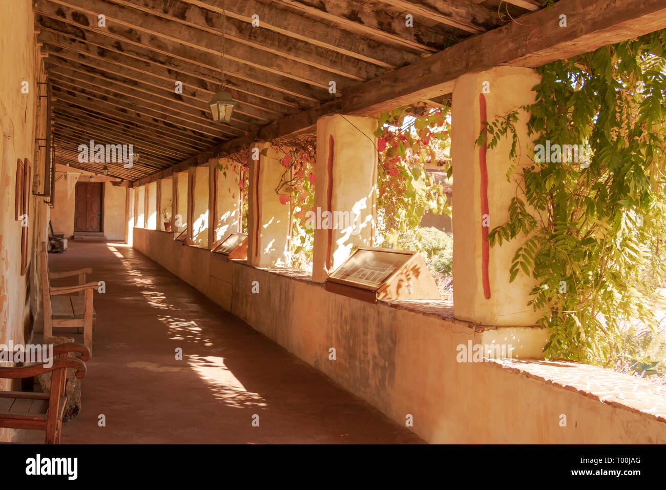 Chiostro della missione e la passerella in California Foto Stock