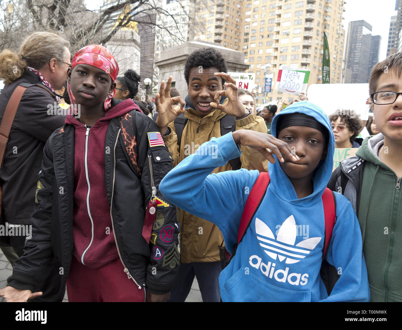 Sciopero degli studenti per il cambiamento climatico a Columbus Circle in NYC, Marzo 15, 2019. Teens mug per la fotocamera. Foto Stock
