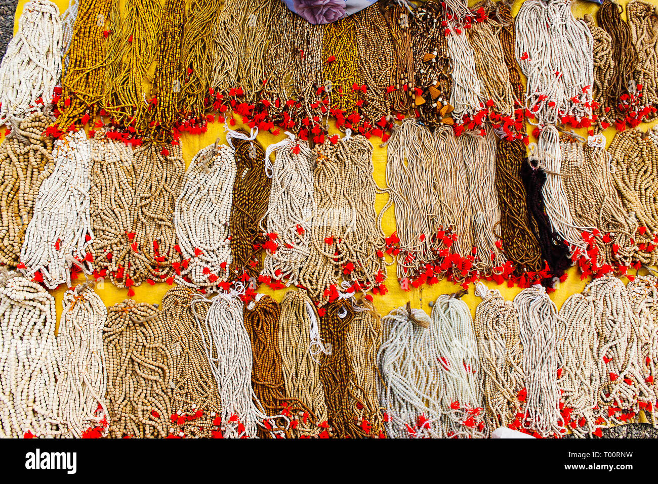 Diversi tipi di Tulsi o basilico santo legno malas o collane, Alandi di Pune, Maharashtra, India. Foto Stock